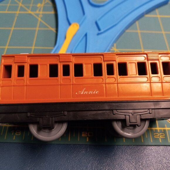 TOMY Engine Molly, tender, Annie, Clarabell Train - Picture 6 of 11